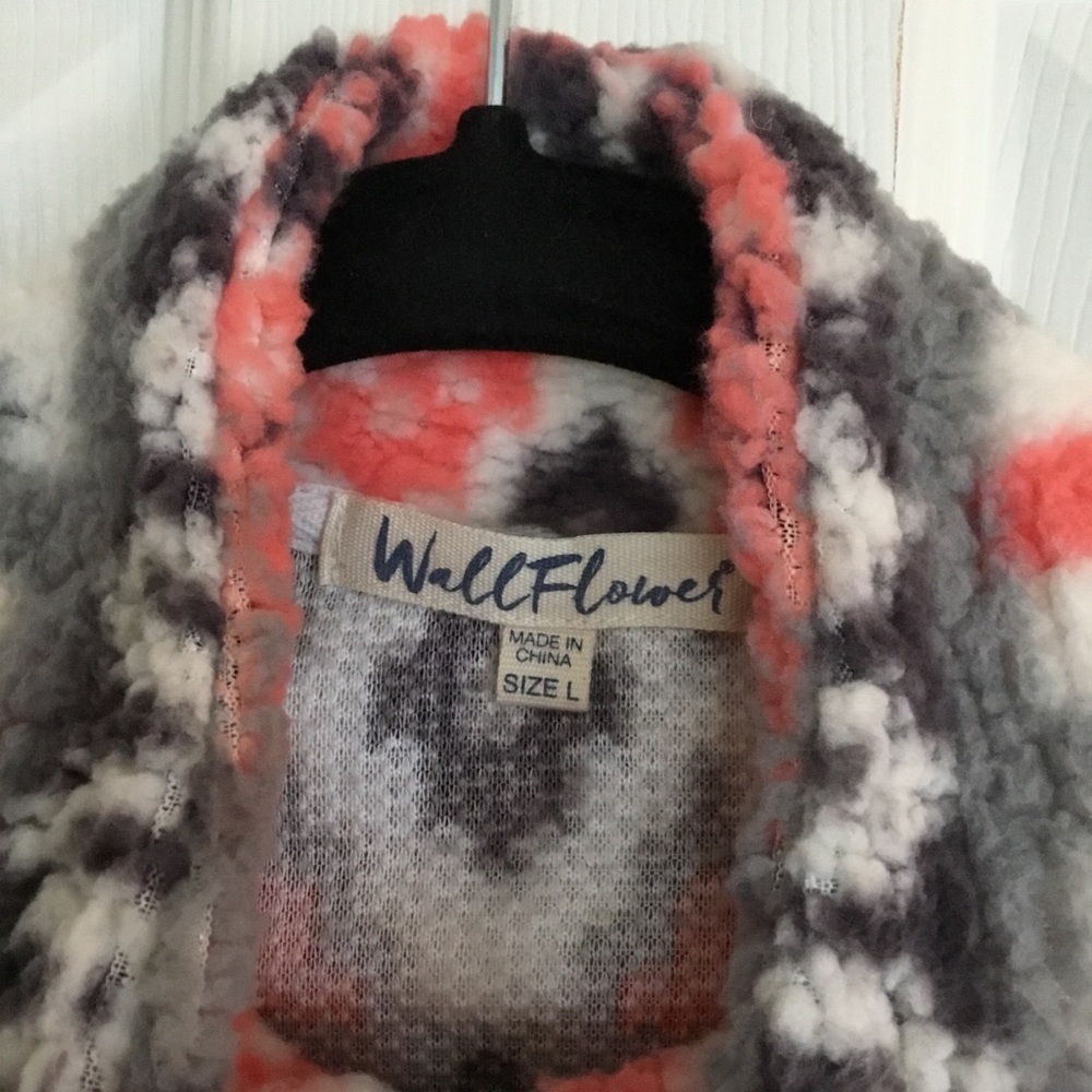 Wall Flower Faux Fur Print Sweatshirt size large - Picture 3 of 5